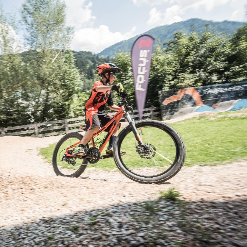 Kind am Pumptrack Hotel Tauernhof 